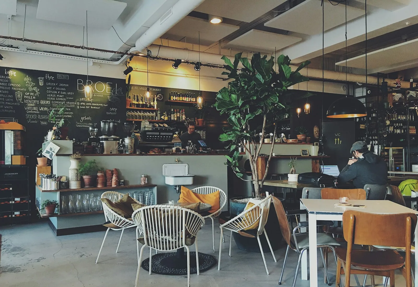木漏れ日のさすカフェこもれびの店内